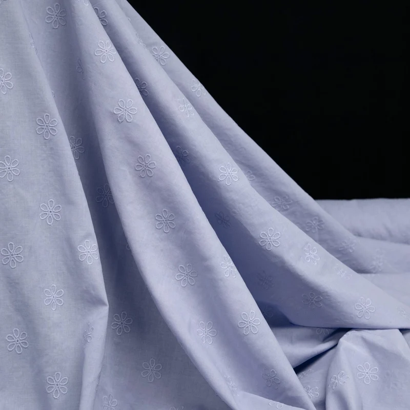 Voile de coton brodé | Mini motif floral bleu pervenche | Produit neuf de fabricant de luxe | 65 cm | Fin de rouleau